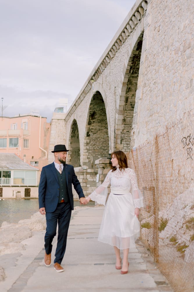 elopement-provence-Marseille-wedding bridegrooms walking in marseille street