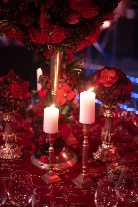 close up decor of table made by RONI fleur in Monaco for a pre-wedding party in salle des étoiles