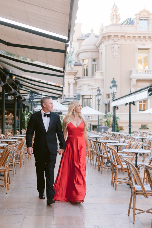 Amercian bride and groom walking near café de paris in Monaco