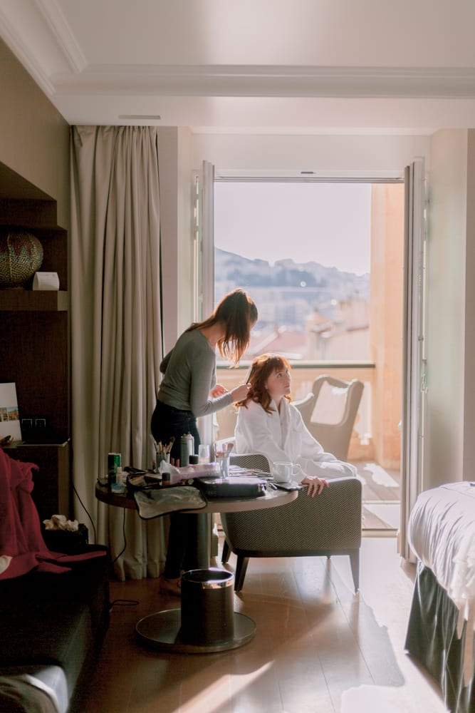 elopement-provence-Marseille-Bride guetting ready in hotel Dieu