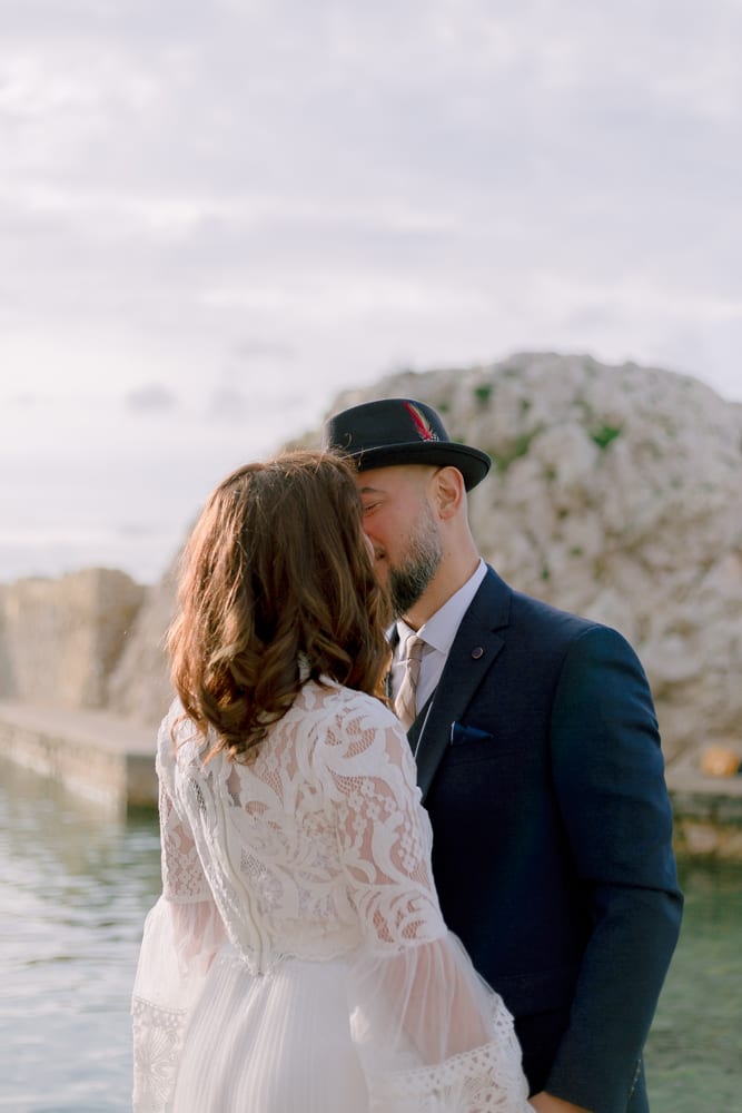elopement-provence-Marseille-wedding bridegrooms kissing in marseille street