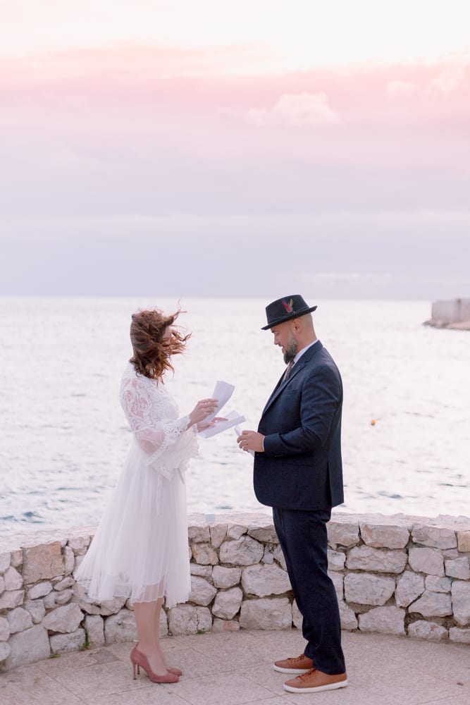 elopement-provence-Marseille-wedding bidegrooms exchanging ows in provence